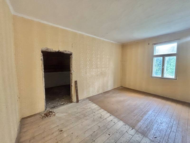 Zimmer in einem Einfamilienhaus, Parkettboden, Fenster, Renovierung erforderlich.