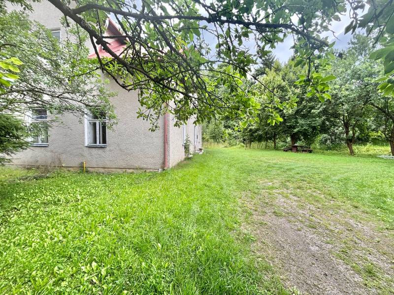 Ein Einfamilienhaus in Makov in der Straße Centrum, umgeben von Garten und Bäumen.