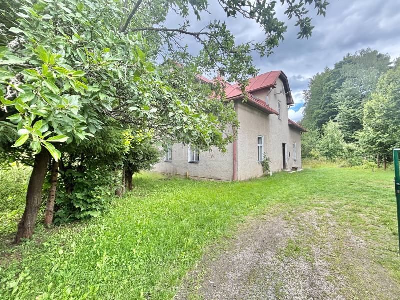 Ein Einfamilienhaus in der Straße Centrum in Makov mit Vorgarten und Bäumen.