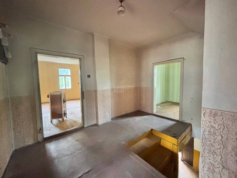 Der Flur in einem Einfamilienhaus mit Blick auf zwei Zimmer, Treppe nach unten.