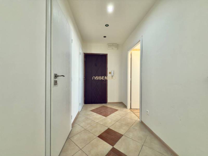 Der Flur mit Eingangstür und Fliesen in einer 4-Zimmer-Wohnung.