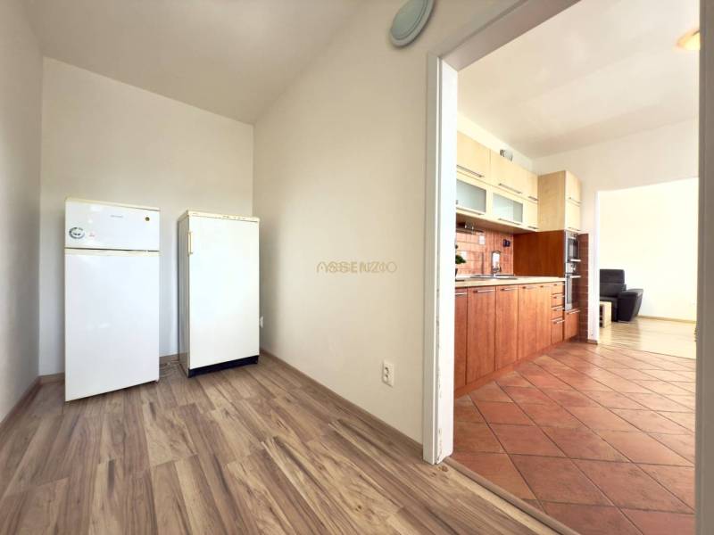 Küche in einer 4-Zimmer-Wohnung mit Türen zum Wohnzimmer.
