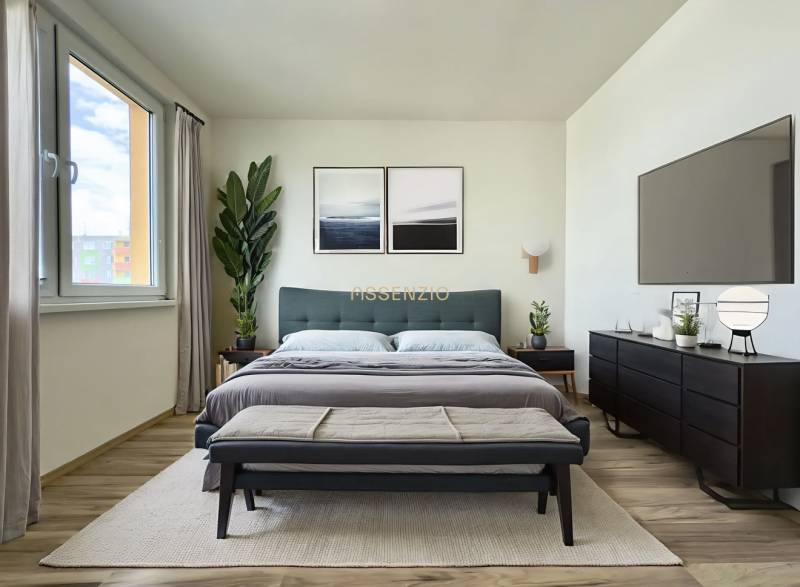 Helles Schlafzimmer in einer 3-Zimmer-Wohnung mit großem Bett, Pflanzen und minimalistischen Möbeln.