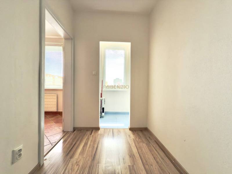 Flur einer 4-Zimmer-Wohnung mit Holzböden und weißen Wänden.