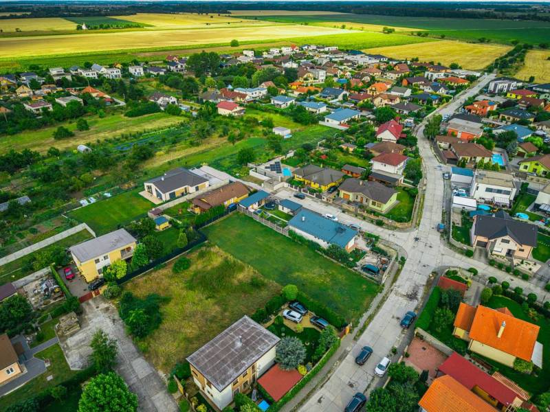 Luftaufnahme der Priemyselná-Straße in Nová Dedinka, umliegende Grundstücke und Häuser, Grundstücke - Wohnen.