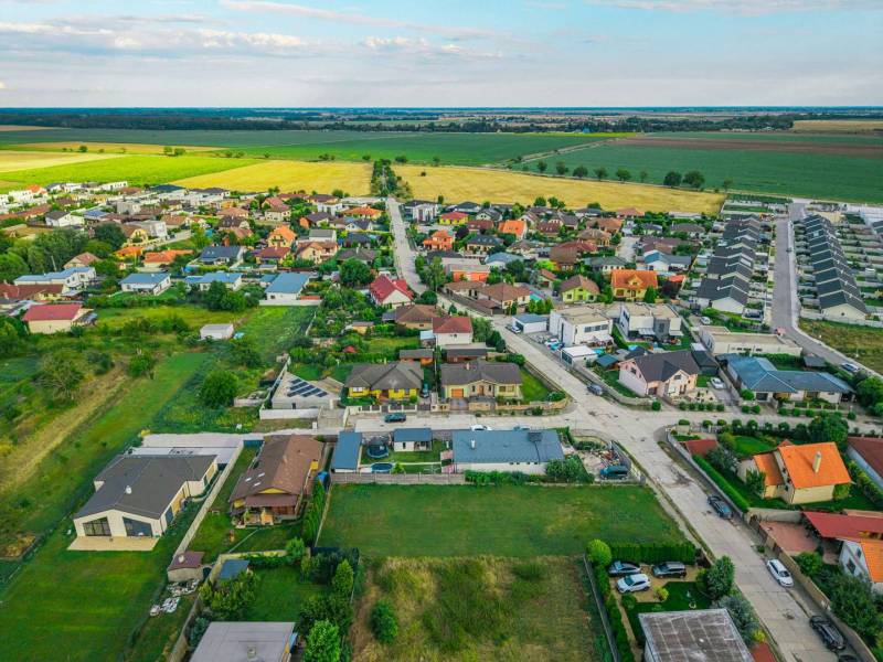 Luftaufnahme der Bebauung in Nová Dedinka entlang der Majerská, ideale Lage für Grundstücke - Wohnen.