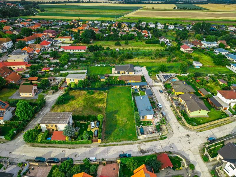 Luftaufnahme von Häusern und Grundstücken - Wohnen in Nová Dedinka in der Majerská-Straße.