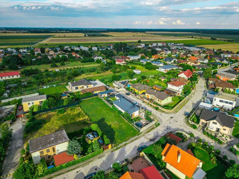 Luftaufnahme von Einfamilienhäusern und Gärten in der Gegend von Nová Dedinka, Majerská, Grundstücke - Wohnen.