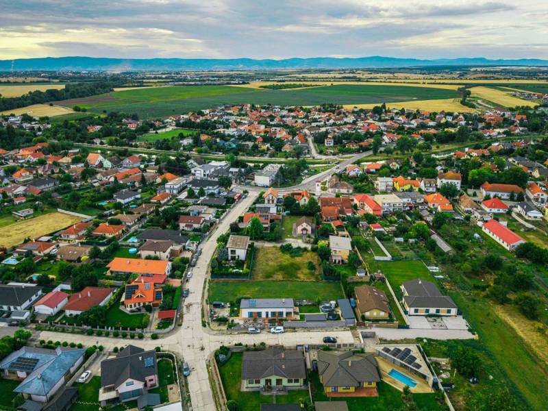 Luftaufnahme von Häusern und Grundstücken zum Wohnen in Nová Dedinka in der Majerská-Straße.