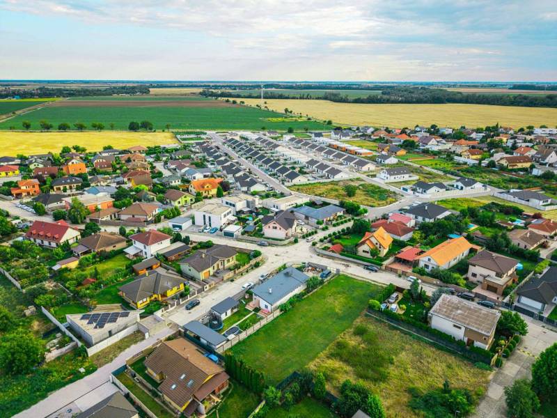 Luftaufnahme von Wohnhäusern auf der Majerská in Nová Dedinka, Grundstücke - Wohnen.