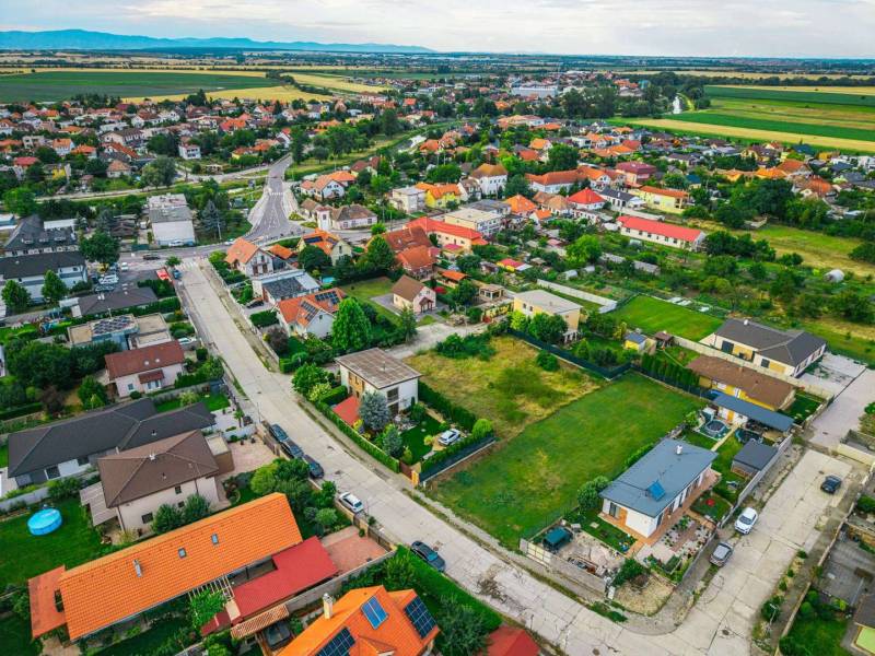 Luftaufnahme der Bebauung in Nová Dedinka auf der Majerská, Grundstücke - Wohnen.
