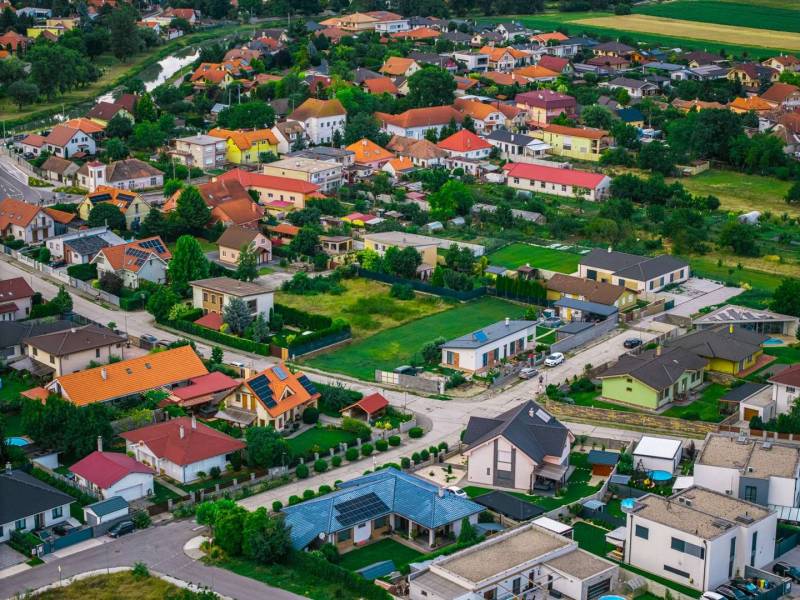 Luftaufnahme von Einfamilienhäusern in der Majerská-Straße in Nová Dedinka, Grundstücke - Wohnen.