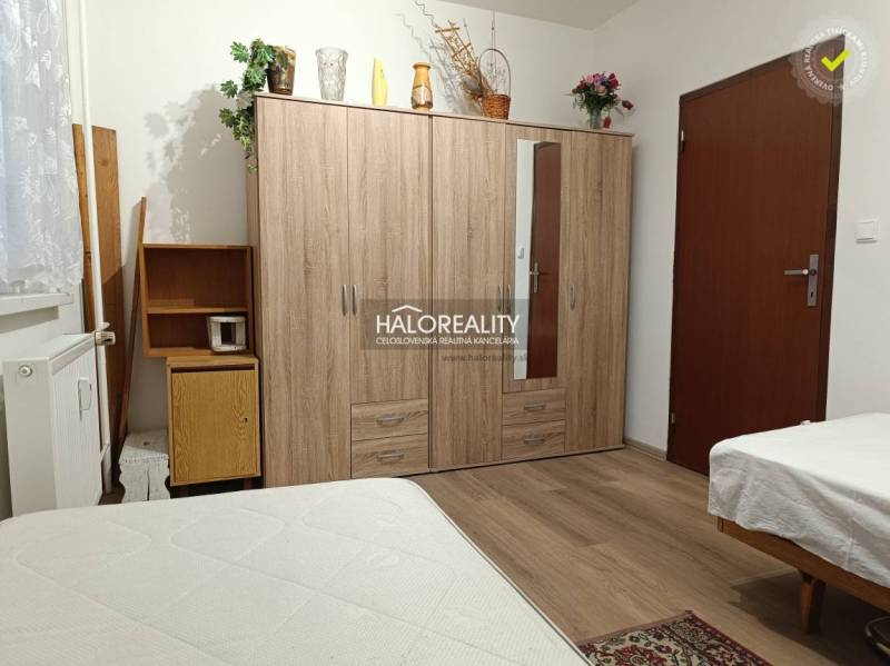 Gemütliches Zimmer mit Holzmöbeln in einer 2-Zimmer-Wohnung, geeignet für ruhiges Wohnen.