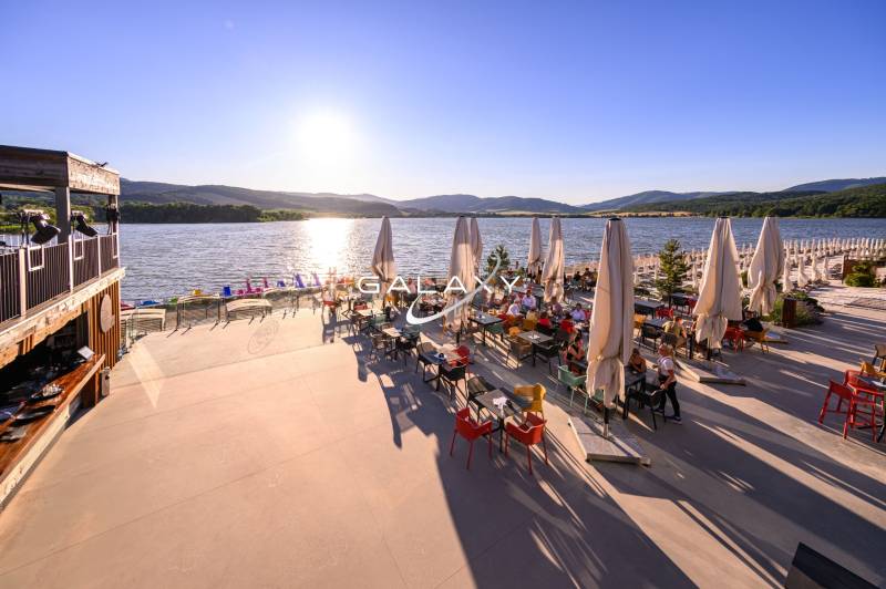 Sommerterrasse am Wasser in Ružiná, mit Blick auf den See und die Berge.