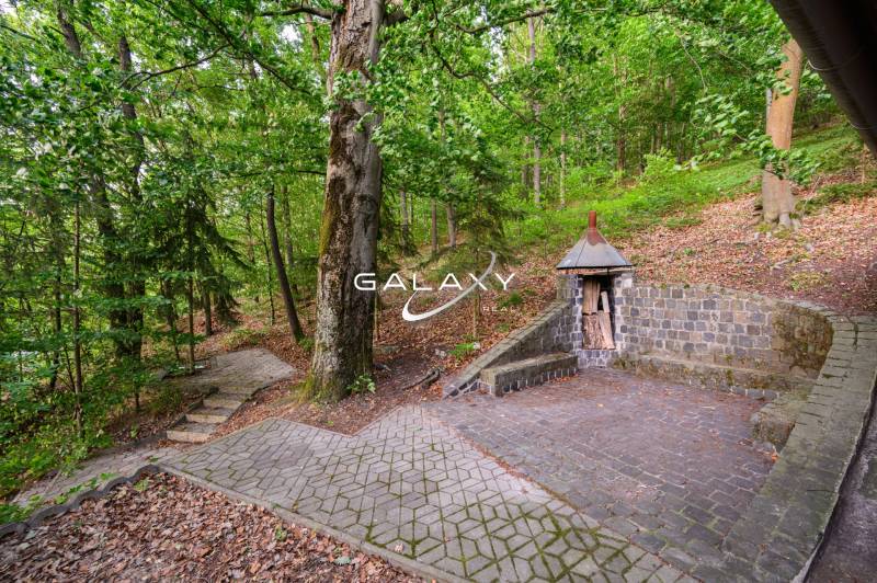 Die Preise für ein Ferienhaus in Ružiná mit einer Steinbank und einem Holzunterstand.
