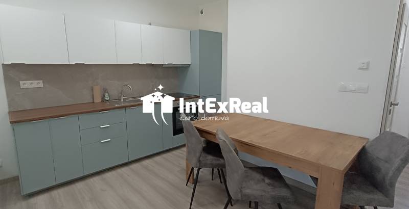 Küche mit Esstisch und Stühlen in einer 2-Zimmer-Wohnung.