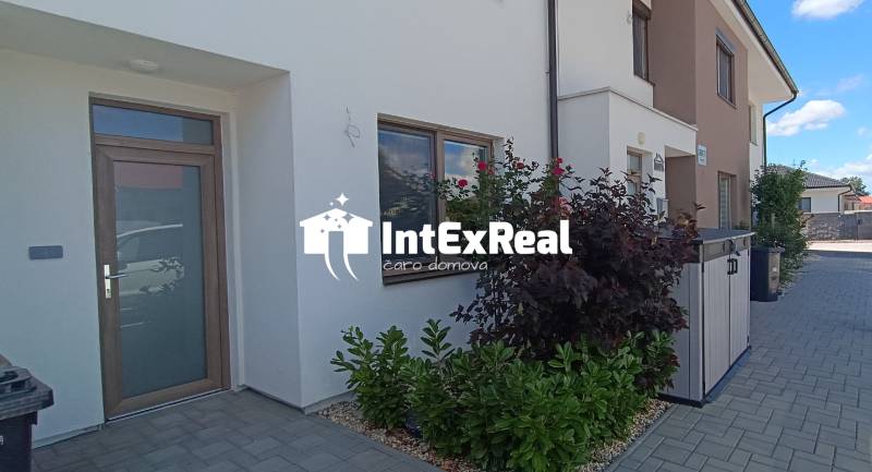 Eingang eines Einfamilienhauses mit Holztür und Garten in der Veterna-Straße in Galanta.
