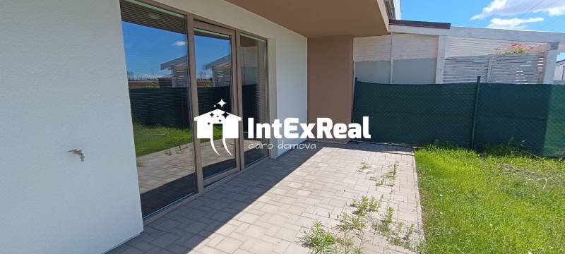 Terrasse bei einer 2-Zimmer-Wohnung in Veterná, Galanta mit Fliesen und Rasen.