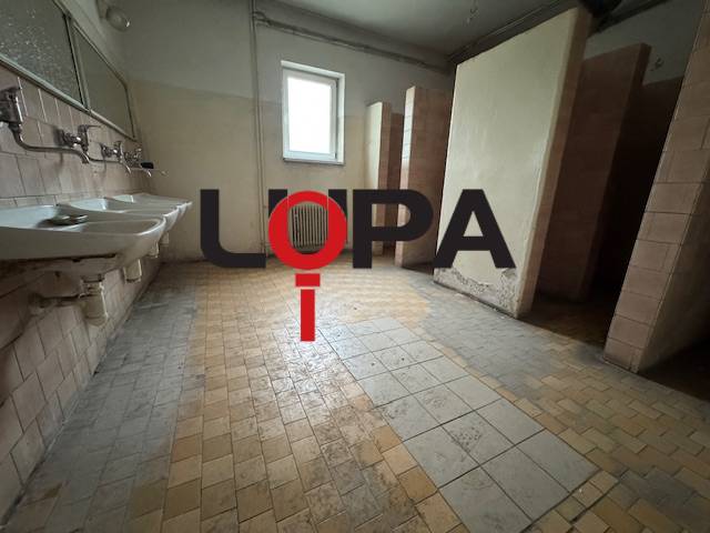 Innenraum eines Gebäudes mit Waschbecken und Toiletten.