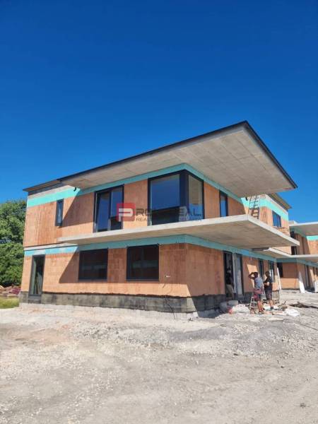 Neubau einer 3-Zimmer-Wohnung in Dubová, mit Dach und unfertigem Innenraum.