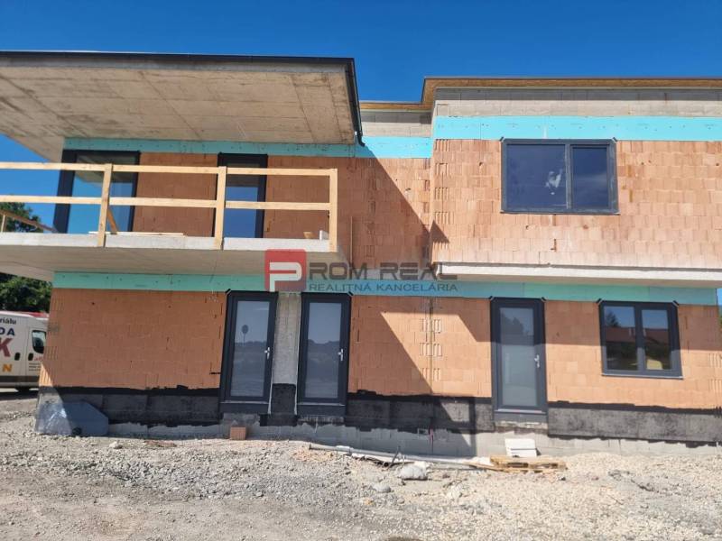 Unvollendeter Bau eines zweistöckigen Hauses in Dubová, Potenzial für eine 3-Zimmer-Wohnung.