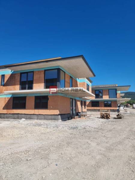 Ein Neubau mit moderner Architektur im Bau in Dubová, umgeben von einer weitläufigen natürlichen Umgebung.