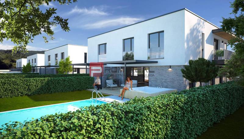 In Dubová sind weiße Gebäude mit einem Pool vor den 3-Zimmer-Wohnungen zu sehen.