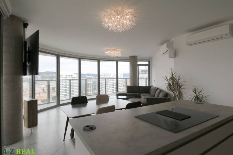 Wohnzimmer mit Fenstern, Esstisch, Sofa und Aussicht, 3-Zimmer-Wohnung.