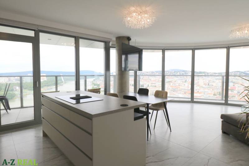 Küche mit Insel, Esstisch und Panoramablick in einer 3-Zimmer-Wohnung.