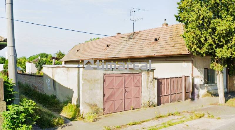 Einfamilienhaus in Reca mit Garage und älterem Dach.