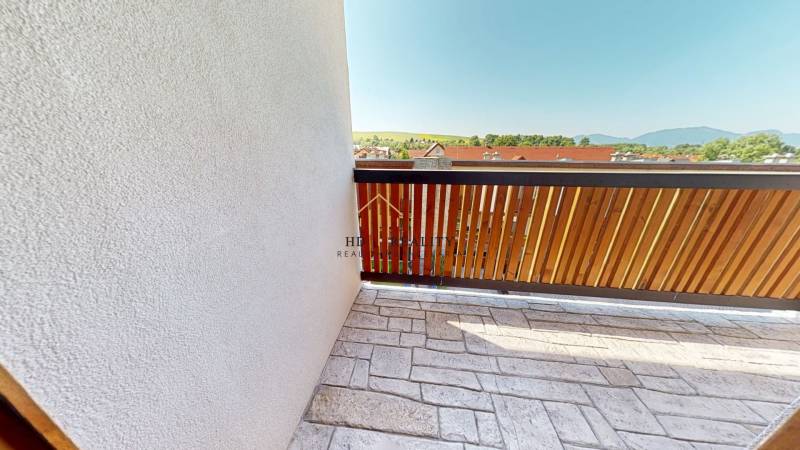 Balkon einer 2-Zimmer-Wohnung in Demänovská Dolina mit Blick auf die natürliche Szenerie.