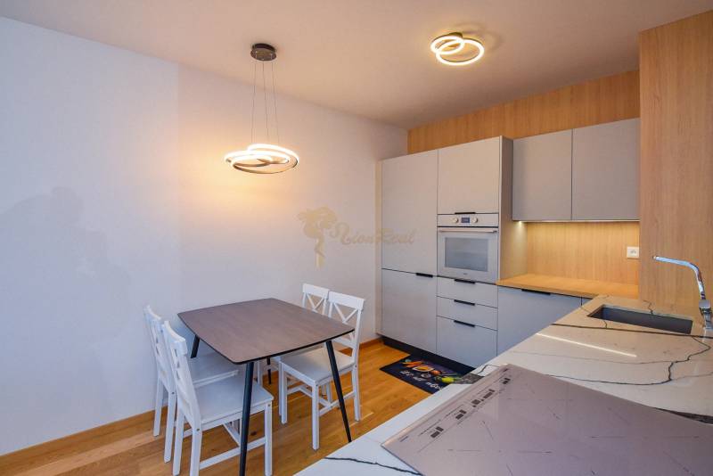 Küche in einer 3-Zimmer-Wohnung mit hellen Möbeln und Holzboden.