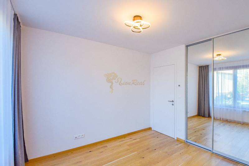 Ein Zimmer mit Holzboden und einem eingebauten Schrank in einer 3-Zimmer-Wohnung.