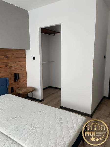 Schlafzimmerinterieur mit Bett und Einbauschrank in einer 3-Zimmer-Wohnung.
