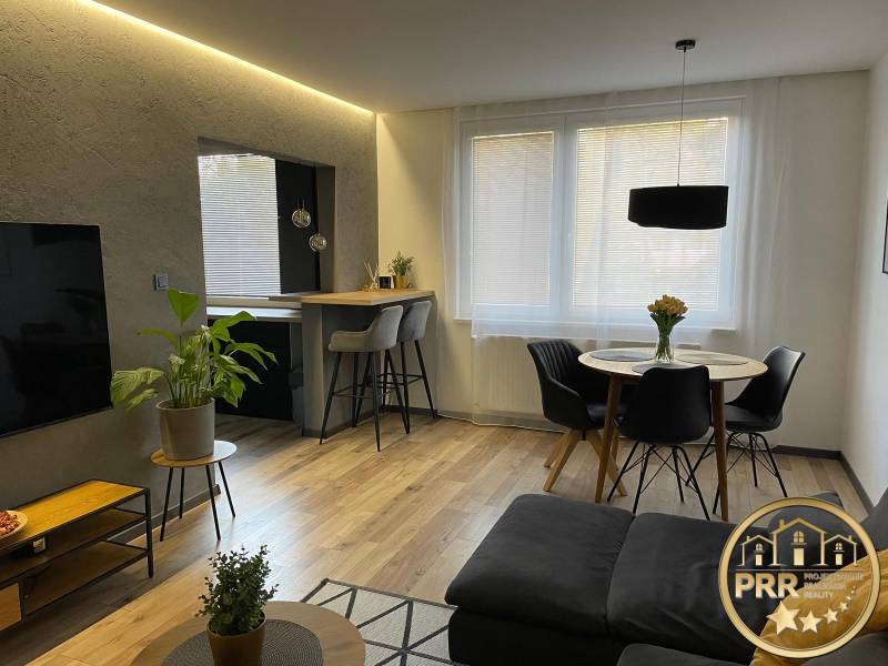 Wohnzimmer einer 3-Zimmer-Wohnung mit Esstisch und Bartheke.