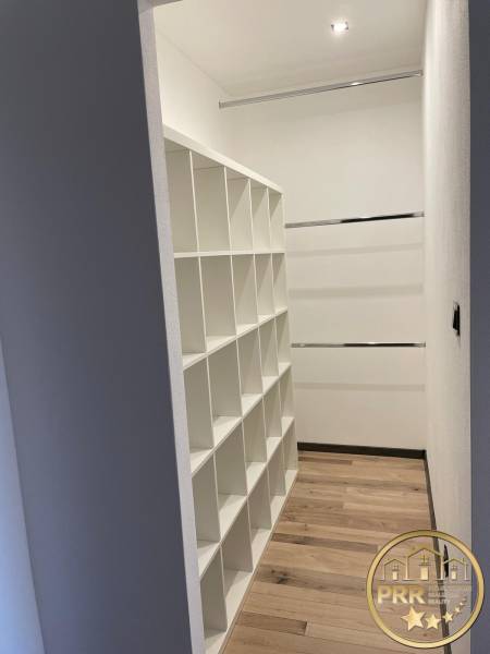 Einbauschrank mit Regalsystem in einer 3-Zimmer-Wohnung, helle Holzböden, weiße Wände.