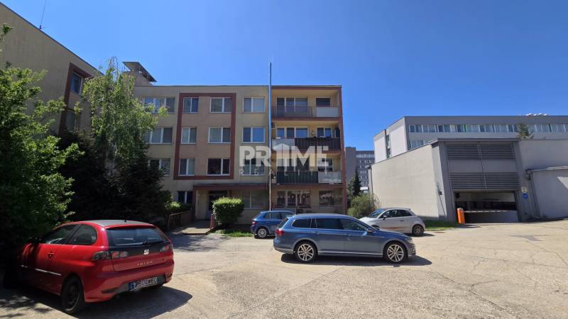 Parkplatz vor dem Wohnhaus in der Bárdošova-Straße, Bratislava - Kramáre mit Autos.