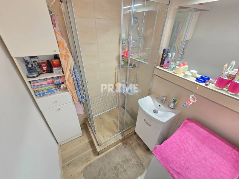 Auf dem Bild ist ein Badezimmer in einer 3-Zimmer-Wohnung in der Bárdošova-Straße mit einer modernen Dusche.