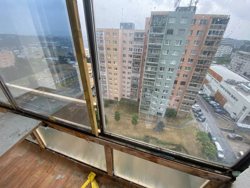 Blick aus der Wohnung in der Rozvodná-Straße in Bratislava mit Hochhäusern.