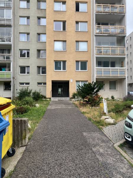 Eingang zum Wohnhaus in der Rozvodná-Straße in Bratislava - Nové Mesto.