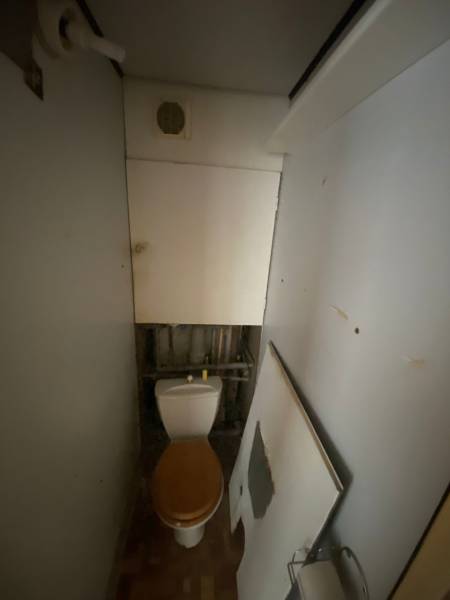 Kleines Badezimmer mit Toilette und Belüftung in einer 3-Zimmer-Wohnung.