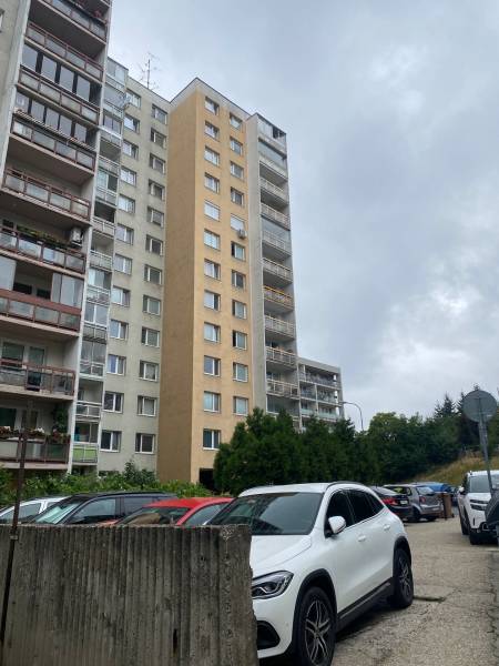 Wohnhaus in der Rozvodná-Straße in Bratislava - Nové Mesto, Parkplatz im Vordergrund.