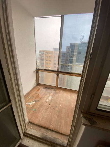 Balkon einer 3-Zimmer-Wohnung mit Blick auf die umliegenden Plattenbauten.