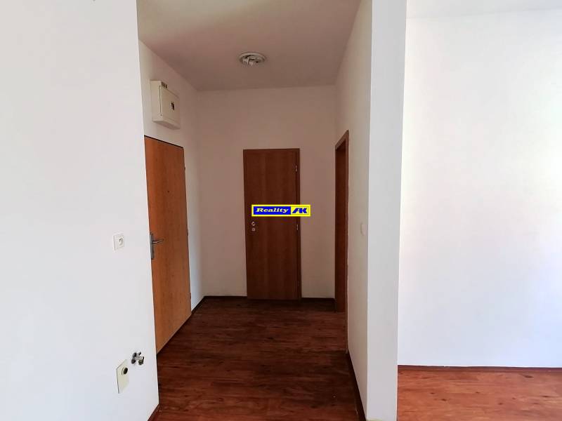 Ein reiner weißer Flur mit Eingangstüren in einer 2-Zimmer-Wohnung.