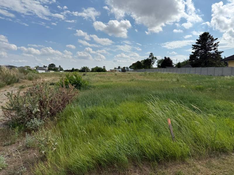 Grünland in Potzneusiedl, ideal zum Wohnen. Klarer Himmel, leicht bewölkt.