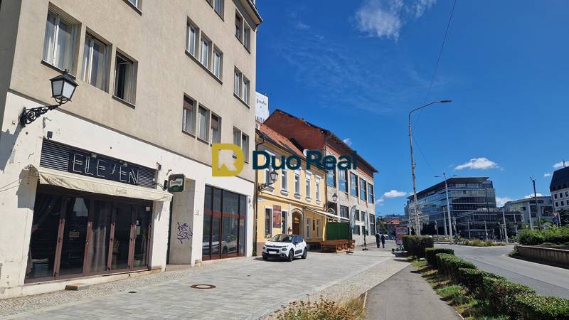 Gewerbeflächen in der Konventná-Straße in Bratislava - Altstadt mit Autos und Fußgängern.