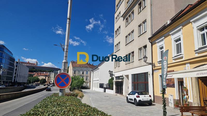Konventná Straße in Bratislava - Altstadt, Geschäftsräume und Verkehrsschild.