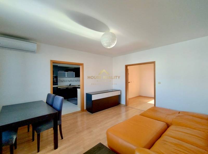 Wohnzimmer in einer 3-Zimmer-Wohnung mit Holzboden und Esstisch.