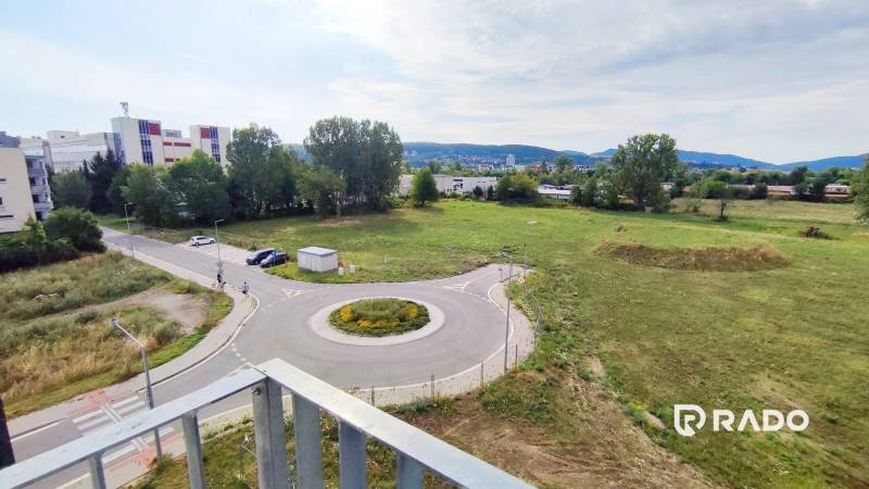 Blick auf die Kreuzung und das Grün von der Odevná-Straße in Trenčín.