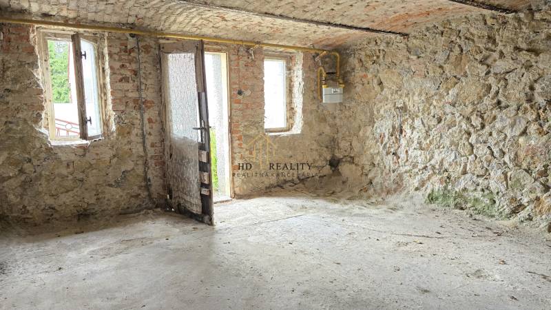 Steinwände, Fenster, Türen, geräumiger Raum im Einfamilienhaus.